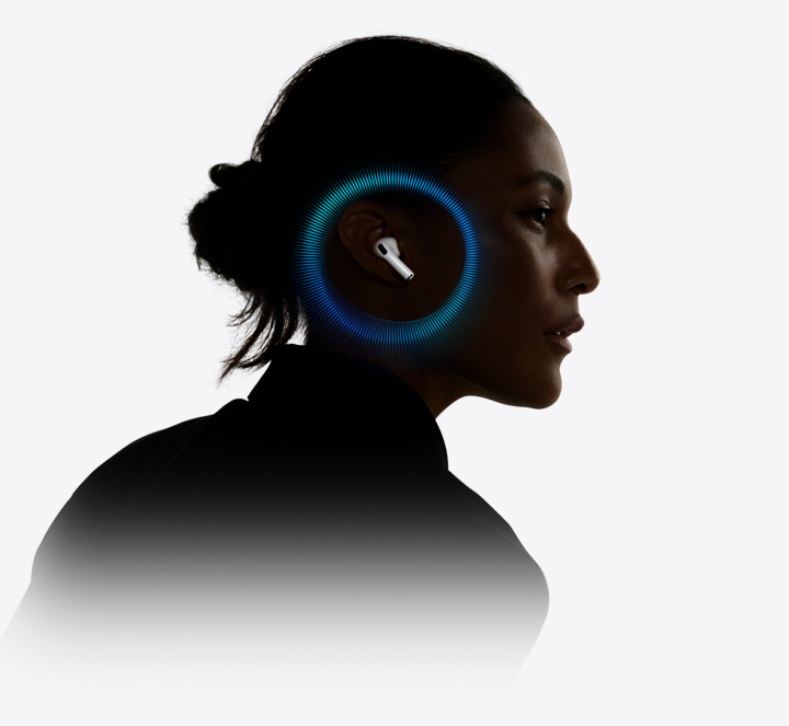 Một người đang đeo AirPods Pro 3 với sóng âm thanh bao quanh tai.