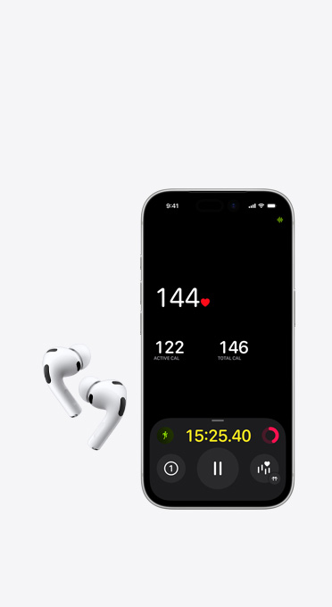 화면에 심박수 모니터가 표시된 iPhone 옆에 놓인 왼쪽 및 오른쪽 무선 헤드폰