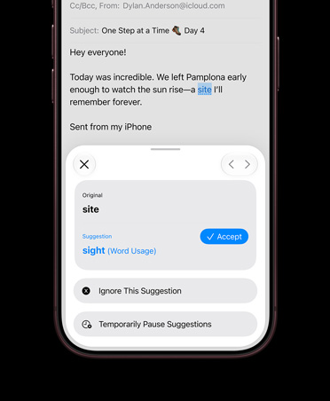 جهاز iPhone 18 Pro، لون عنابي، شاشة تعرض Siri AI وهو يدقق إيميلاً في تطبيق البريد
