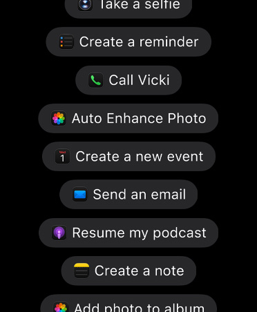 شاشة تعرض طلبات موجّهة إلى Siri AI لاتخاذ إجراءات في التطبيقات، بما في ذلك التقاط صورة سيلفي، وإنشاء تذكير، والاتصال بفيكي، وتحسين الصورة تلقائياً، وإنشاء حدث جديد، وإرسال إيميل، واستئناف تشغيل البودكاست، وإنشاء ملاحظة، وإضافة صورة إلى الألبوم