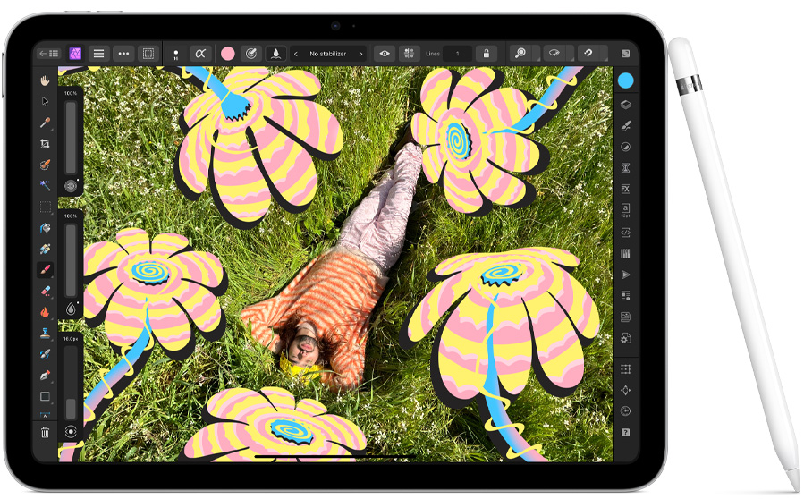 iPad 10. generácie, orientácia na šírku, zobrazujúci fotografiu v apke Affinity Photo 2 pre iPad. Ceruzka Apple Pencil 1. generácie opretá o bok iPadu.