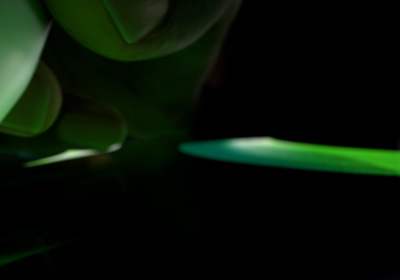 ผู้ใช้ถือ Apple Pencil Pro ในตำแหน่งการเขียน ปลายดินสอกดลงบนจอภาพแสดงการลากเส้นหนาสีเขียวสว่าง
