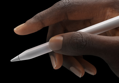 ผู้ใช้ถือ Apple Pencil Pro ระหว่างนิ้วหัวแม่มือและนิ้วชี้