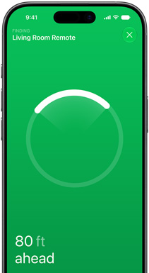 iPhone med Find-appen på skærmen, hvor der står "Finding Living Room Remote". Der er en rund lokaliseringsring med en lys bue, der peger i retning af fjernbetjeningen, hvor der står "80 ft ahead"