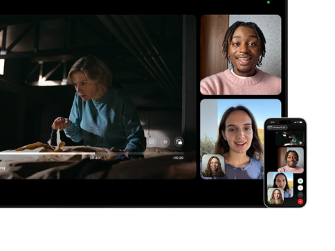 Mac 與 iPhone：Mac 上的同播同享分割顯示，Apple TV 節目在左邊播放，右邊的 FaceTime 方塊顯示三個人，iPhone 固定在 Mac 旁邊，使用相機接續互通功能
