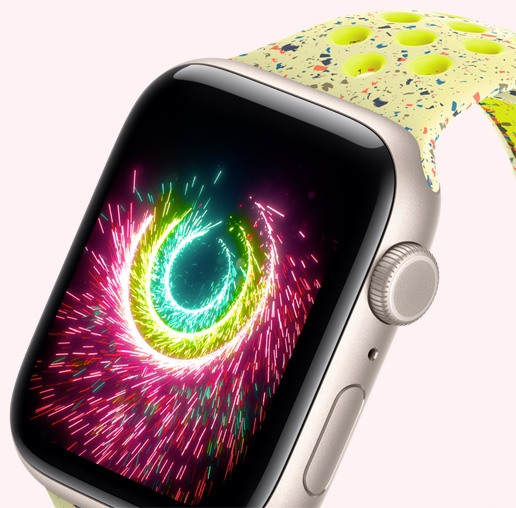 Apple Watch SE 3, koperta z aluminium w kolorze księżycowej poświaty, Pierścienie aktywności iskrzą jak fajerwerki, pasek sportowy Nike w kolorze promiennym zielonożółtym