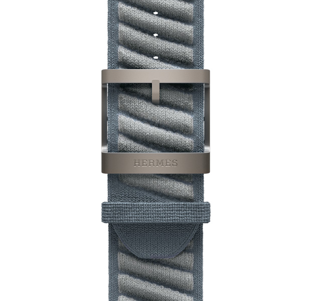 Correa En Mer para el Apple Watch Hermès Ultra 3, color Bleu Gris/Bleu Glacier (gris azulado con franjas diagonales en relieve en color gris claro), material de hilo de poliamida tejido, orificios de ajuste en el centro, hebilla de titanio color natural con grabado de Hermès