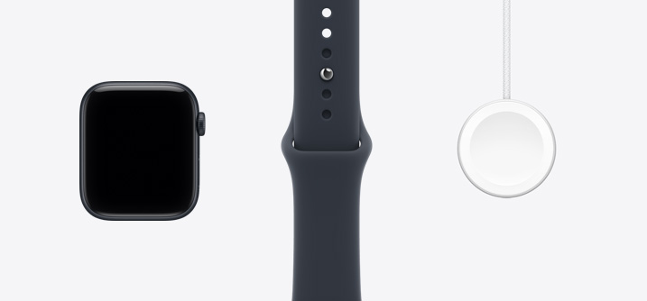 Apple Watch SE 3 mostrato di fronte, cassa in alluminio color mezzanotte, display edge-to-edge, cinturino Sport color mezzanotte, cavo magnetico USB‑C per la ricarica rapida di Apple Watch