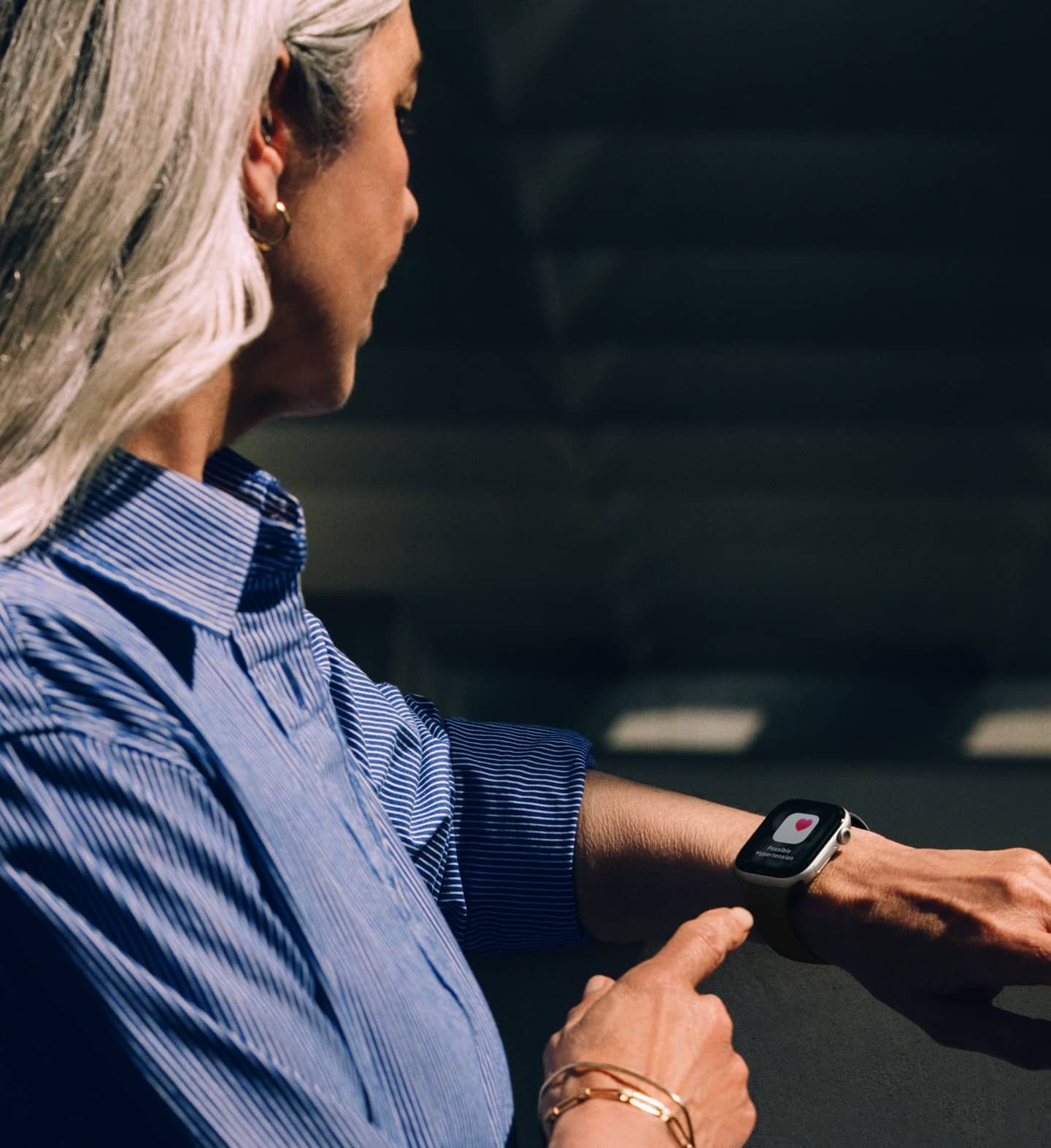 Людина переглядає сповіщення про серцевий ритм на Apple Watch Series 11