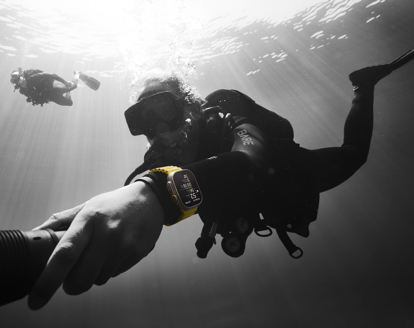 Thiết kế chống nước và chống va đập, Apple Watch Ultra có khả năng chịu được các hoạt động nước như jetski tại Maunalua Bay hoặc kitesurfing tại The Gorge. Nó còn cung cấp tính năng đo độ sâu và các chức năng cần thiết cho những người dùng scuba diving khi chiếm độ sâu đến 40m.