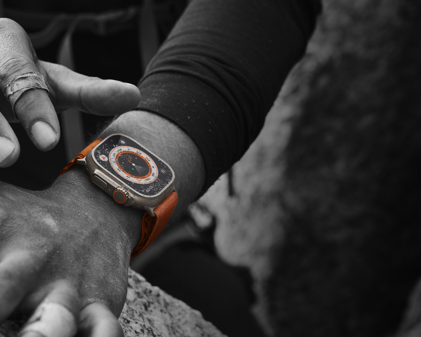 Thiết kế để chịu đựng các môi trường, độ cao và nhiệt độ khắc nghiệt, Apple Watch Ultra là công cụ khám phá bắt buộc mà có thể đưa bạn đến mọi nơi. Và giúp cho bạn trở về nhà.