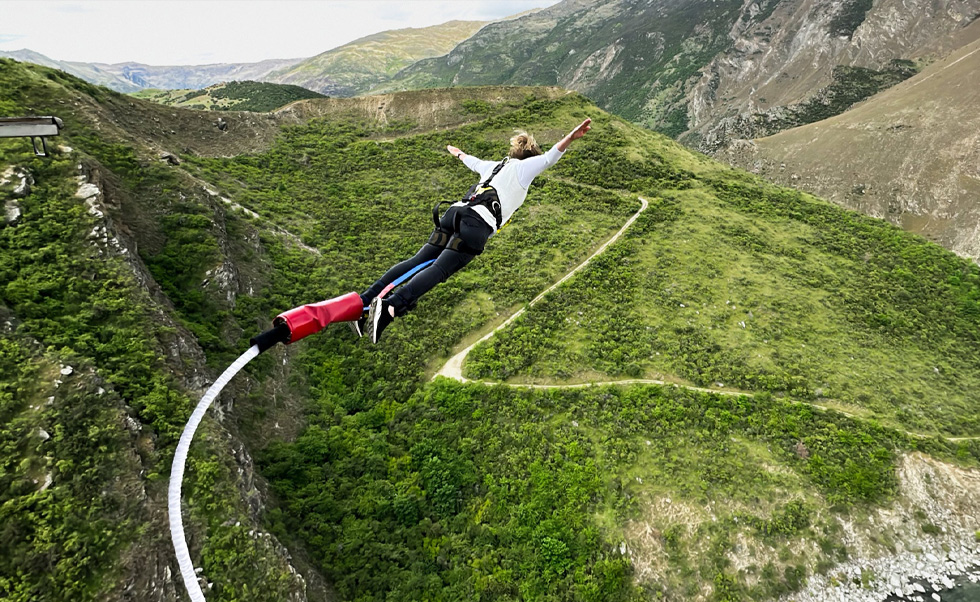 AJ Hackett Bungy New Zealand 運用 iPhone 在五個風光如畫的紐西蘭場地捕捉震撼影像,並與顧客分享。