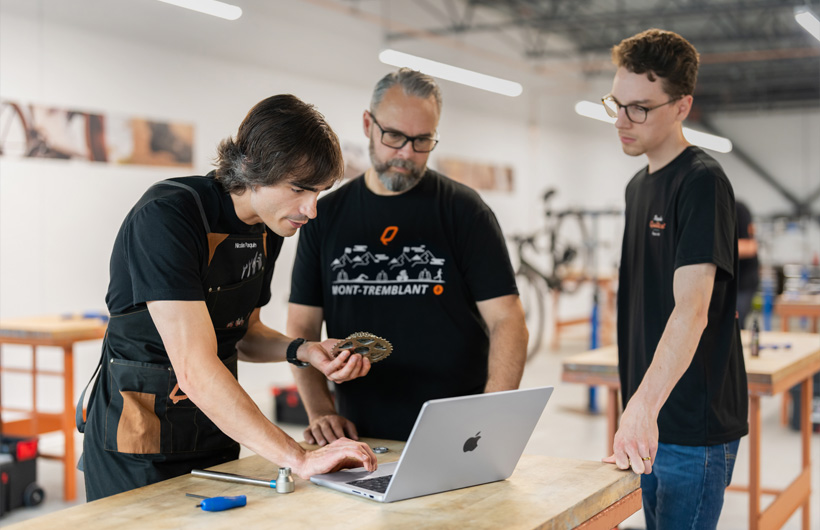 Nicolas Paquin, formateur chez Bicycles Quilicot, utilise MacBook Pro pour accéder aux ressources du programme gratuit de certification en mécanique vélo de l’entreprise.