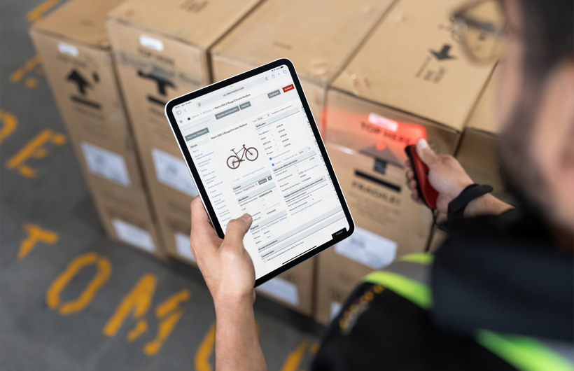 Inston Gurdian, gestionnaire de l’entrepôt, utilise iPad pour simplifier la gestion et l’expédition des stocks.