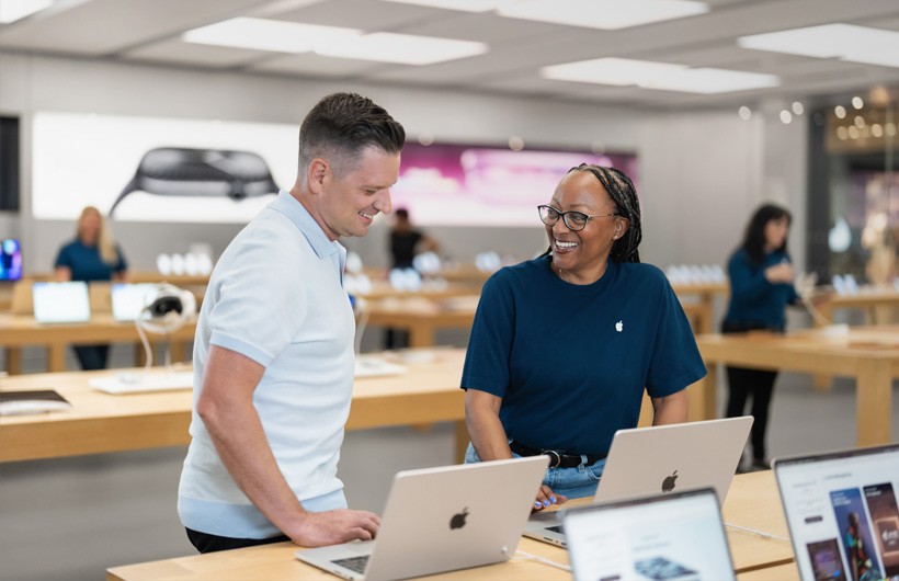 Marc-André Lebeau, président et directeur général, reçoit du soutien technique de Kareema, membre de l’équipe du Service aux entreprises, dans une boutique Apple Store.