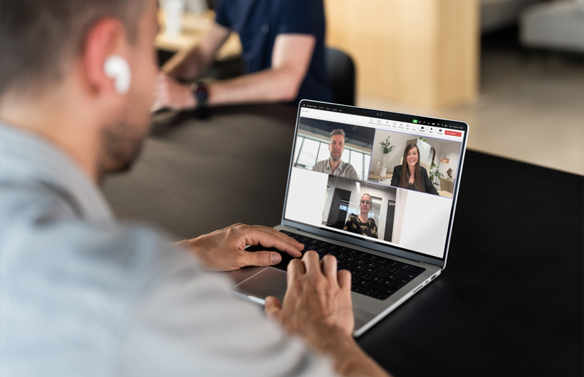 Mac fonctionne avec les apps d’entreprise essentielles telles que Microsoft Teams, ce qui permet au directeur du marketing numérique Clément Boës de rester en contact et productif.