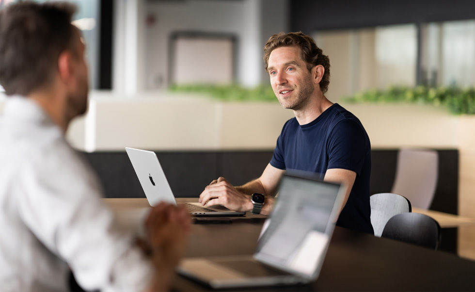 Avec MacBook Pro, le directeur de l’exploitation André-Philippe Éthier se déplace facilement entre son bureau, les espaces communs et le plancher de vente pour rester en contact avec son équipe.