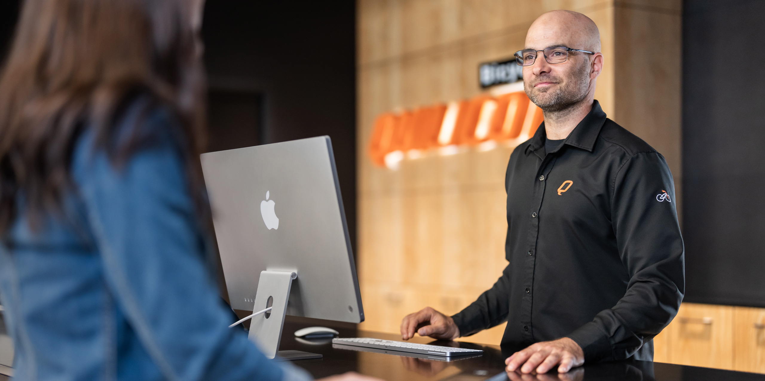 Un employé chez Bicycles Quilicot effectue une transaction sur iMac.
