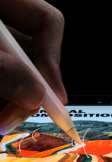 Nahaufnahme eines Apple Pencil Pro in einer Hand. Auf dem iPad Bildschirm wird eine Präsentation gezeigt.