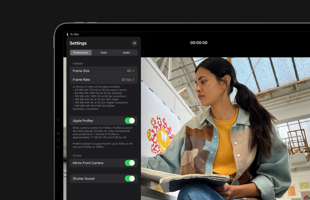 여성 화가의 이미지 옆으로 ProRes 촬영 기능이 켜진 상태의 iPad Pro 카메라 설정이 보이는 iPad Pro 화면. 