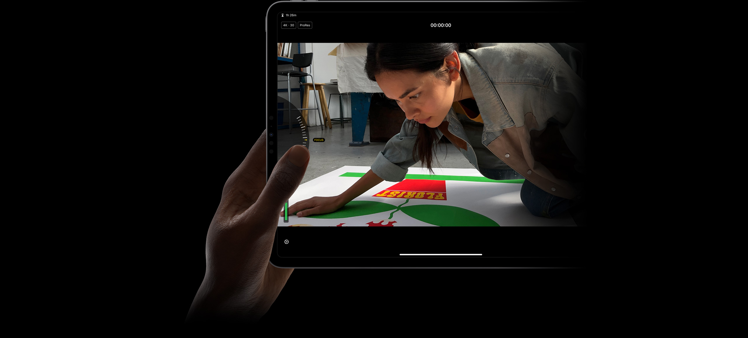iPad Pro에서 iPad용 Final Cut Pro의 수동 Pro 카메라 모드 제어기를 사용해 엄지 손가락으로 ProRes 푸티지의 초점을 조절하는 모습.