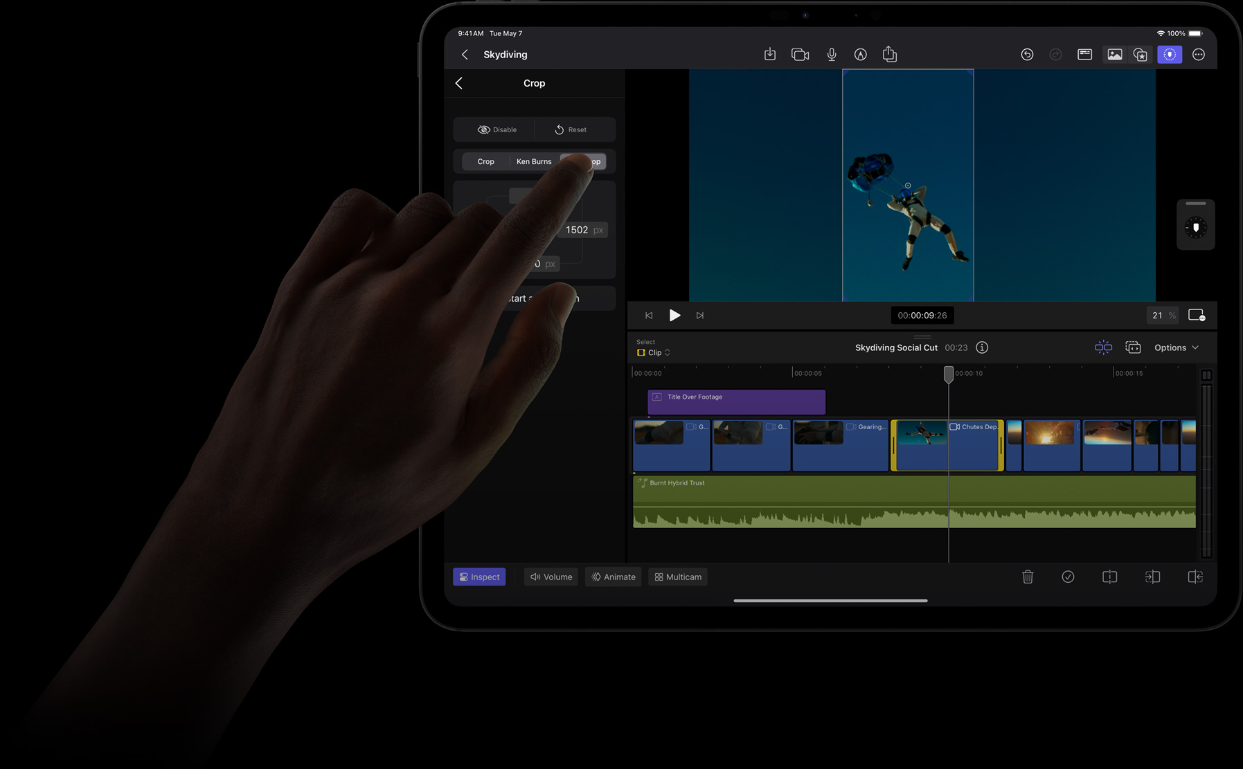 Dedo toca na tela do iPad Pro para selecionar um item do menu de ferramentas de recorte no Final Cut Pro.