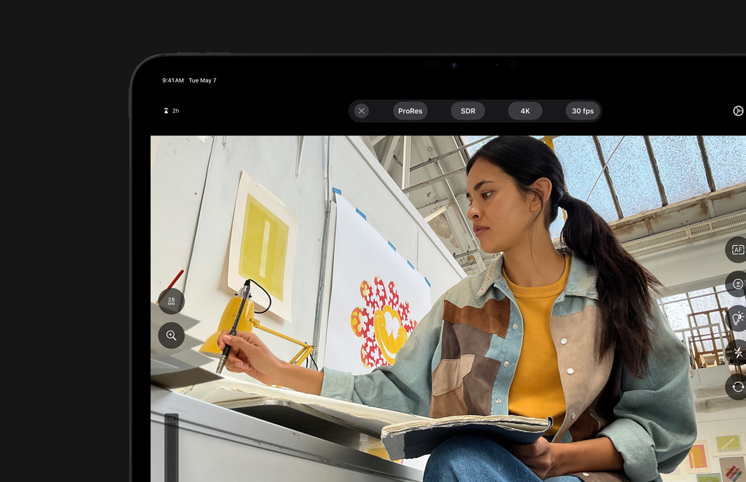 Ajustes de câmera do iPad Pro exibem a gravação em ProRes ativada ao lado da imagem de uma artista no iPad Pro.