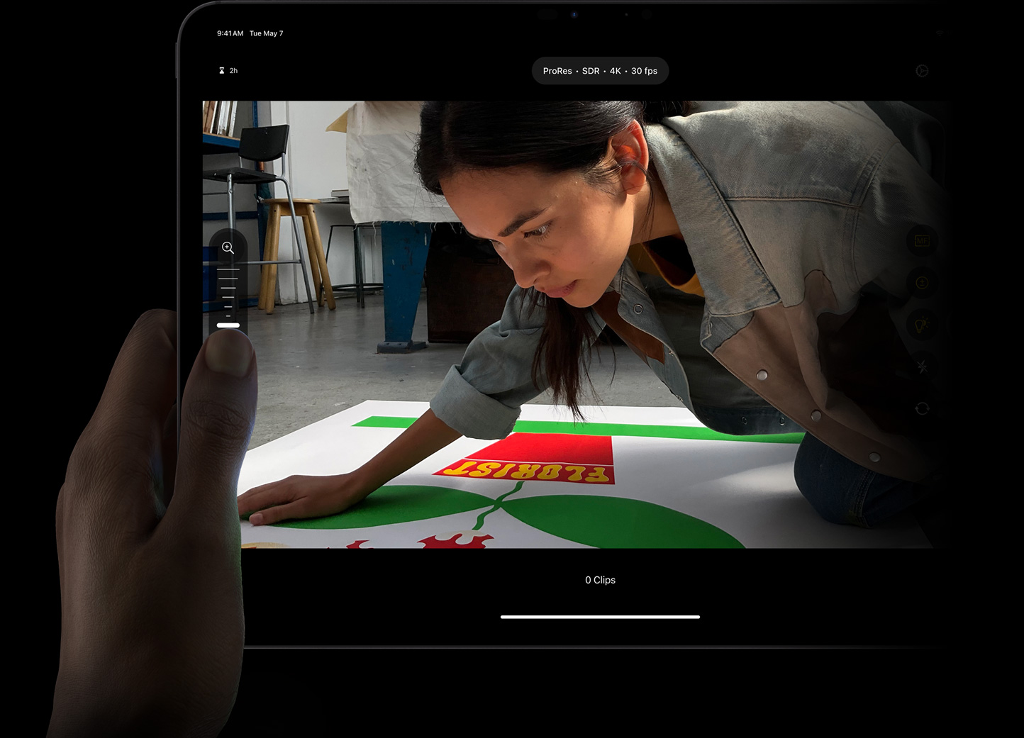 Dedo polegar ajusta o foco da gravação em ProRes usando os controles do modo de câmera Pro manual no Final Cut Pro para iPad no iPad Pro.