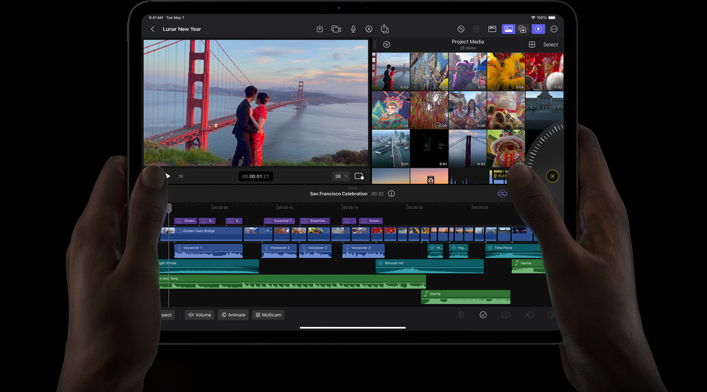 Mãos seguram o iPad Pro e usam a jog wheel para rever as filmagens no Final Cut Pro para iPad