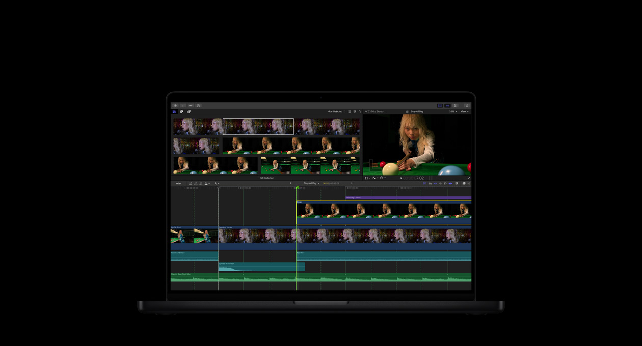 MacBook Pro de 16 polegadas, clipes de vídeo de uma pessoa de cabelos loiros cantando e jogando bilhar, linha do tempo de edição na parte inferior