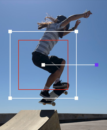Uma pessoa em um skate dando um salto em uma rampa, demonstração do acompanhamento automático de movimento