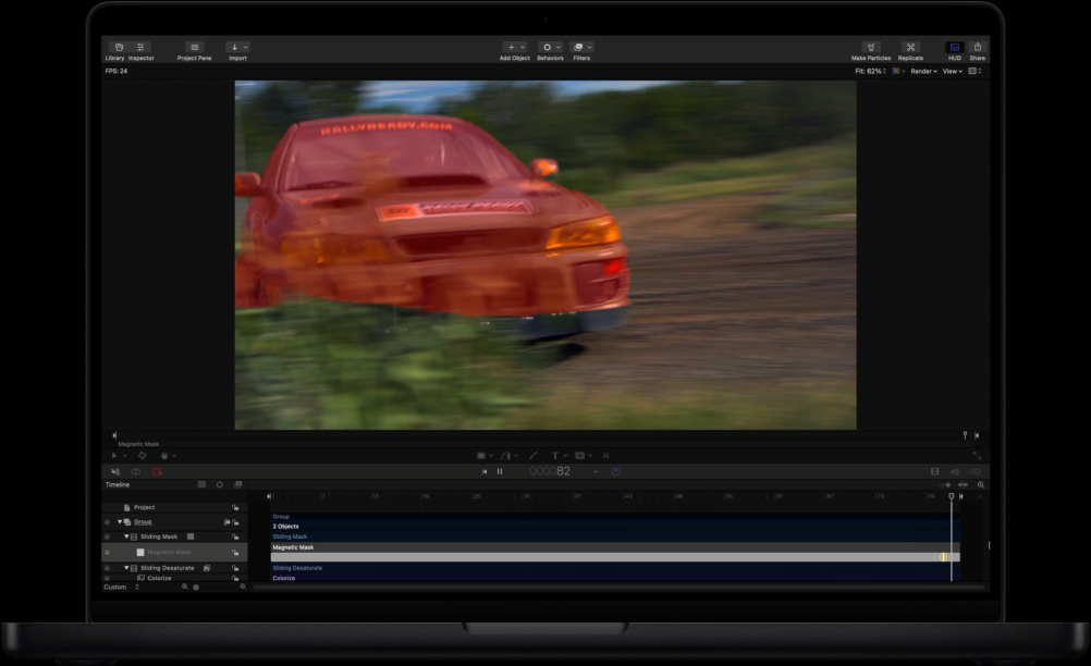 MacBook Pro de 16 polegadas, tela mostrando o espaço de trabalho do Motion com um carro verde dirigindo por um campo, sobreposição de uma máscara vermelha