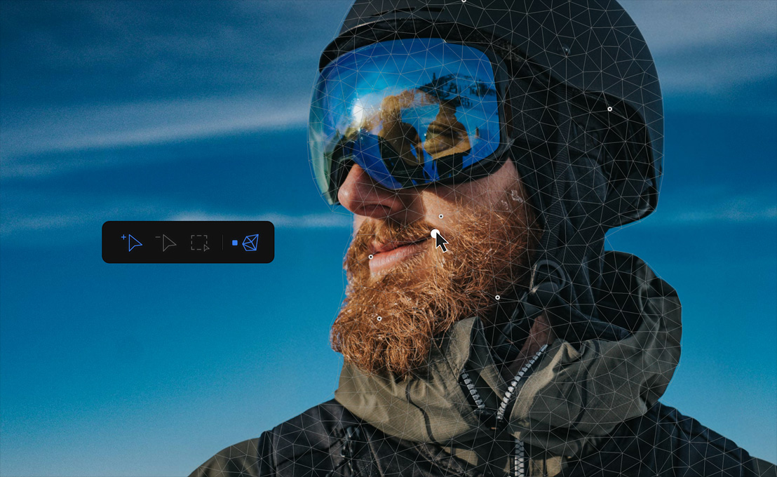 Imagem de um homem com barba usando capacete e viseira, com o céu azul ao fundo; um mouse de computador edita a imagem