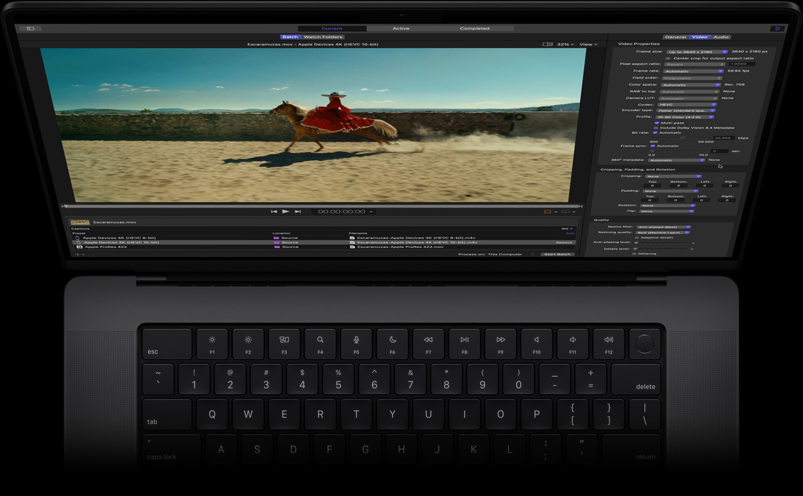 MacBook Pro de 16 polegadas, tela mostrando o espaço de trabalho do Compressor com a imagem de uma mulher de vestido vermelho a cavalo, demonstração da exportação em lote