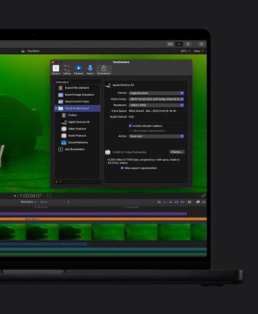 Tela do MacBook Pro de 16 polegadas mostrando a imagem de um carro com iluminação verde, a janela de exportação de arquivos está aberta e clipes de vídeo estão na parte inferior