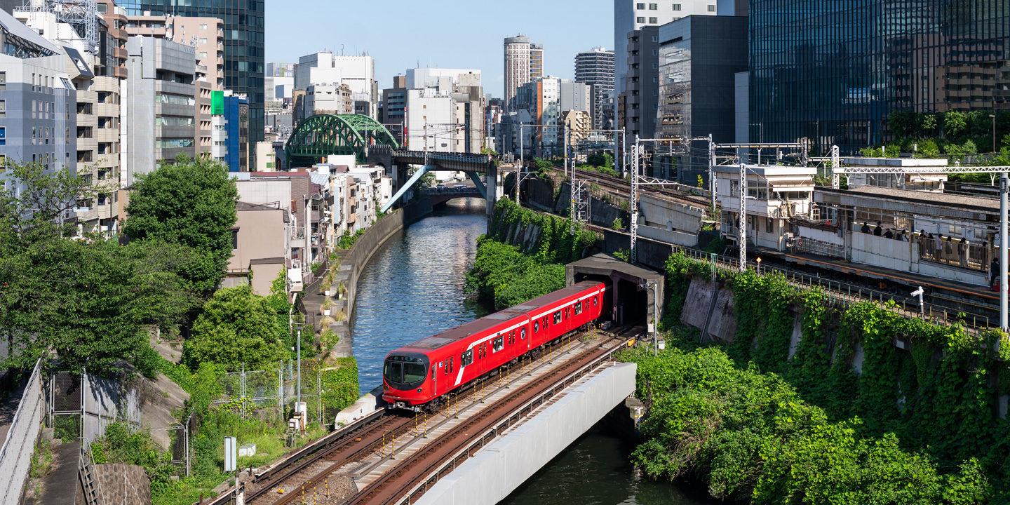 橋を渡る車両、毎日の運行業務、メンテナンス作業など、東京メトロの様々な瞬間です