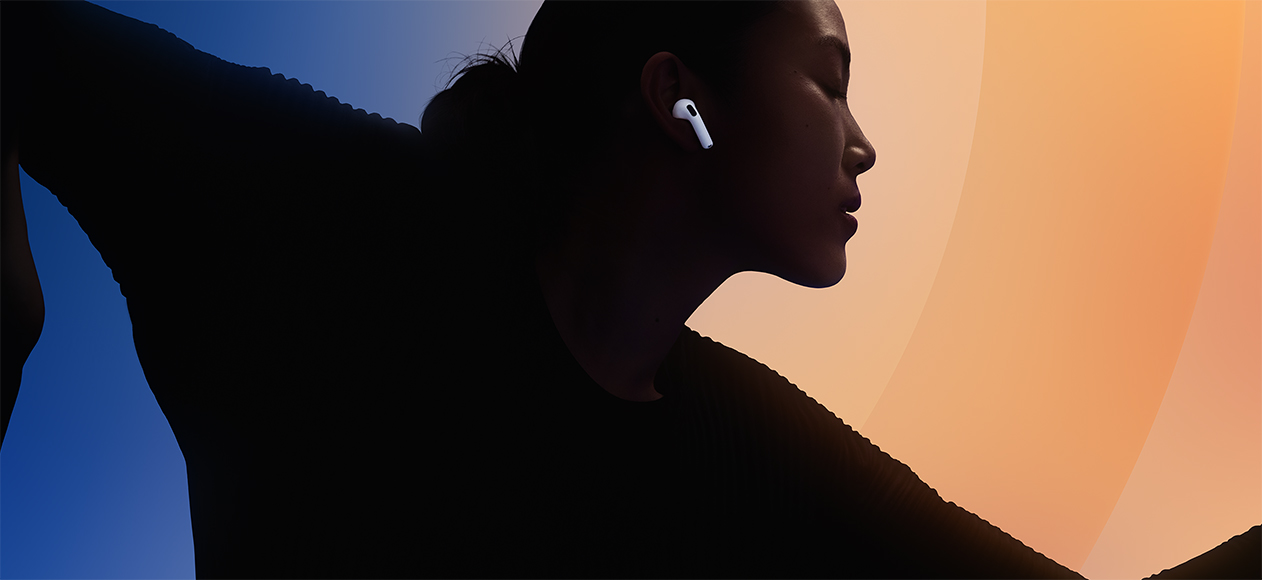 화이트 색상 AirPods 5를 귀에 착용한 사람의 실루엣을 다양한 색상의 배경과 대비하여 보여주는 모습