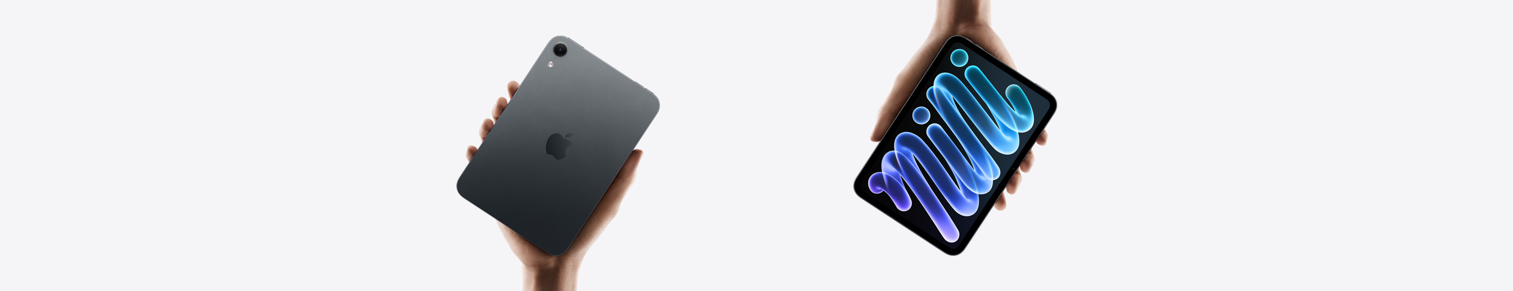 Una mano sostiene un iPad mini, negro