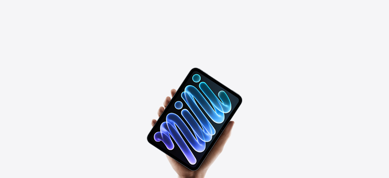 Zwarte iPad mini die in een hand wordt vastgehouden