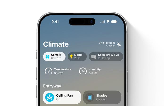 iPhonen näytöllä näkyy Koti-appi, ilmastotyyppi, lämpötilan ja kosteuden säätimet, eteisosion säätimet kattotuulettimelle ja kaihtimille