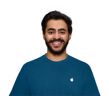 Spécialiste Apple portant un chandail avec le logo Apple