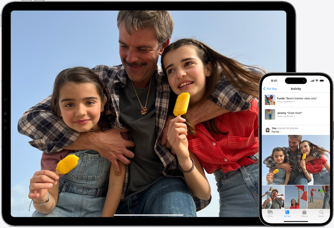 Ekrany iPada i iPhone’a przedstawiające Zdjęcia w iCloud z fotografiami ojca i jego dwóch córek na plaży