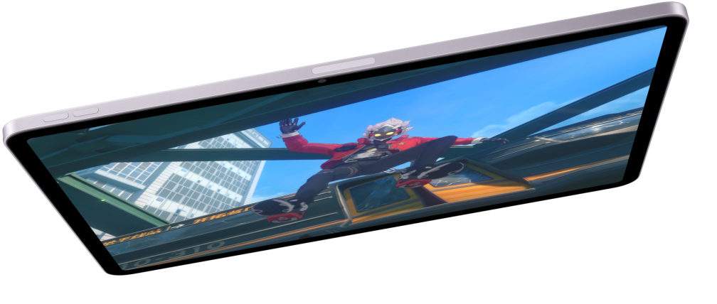 Horizontāli novietota iPad Air animācijā tiek rādīts kadrs no asa sižeta filmas; zem tā ir vēl divi iPad Air modeļi