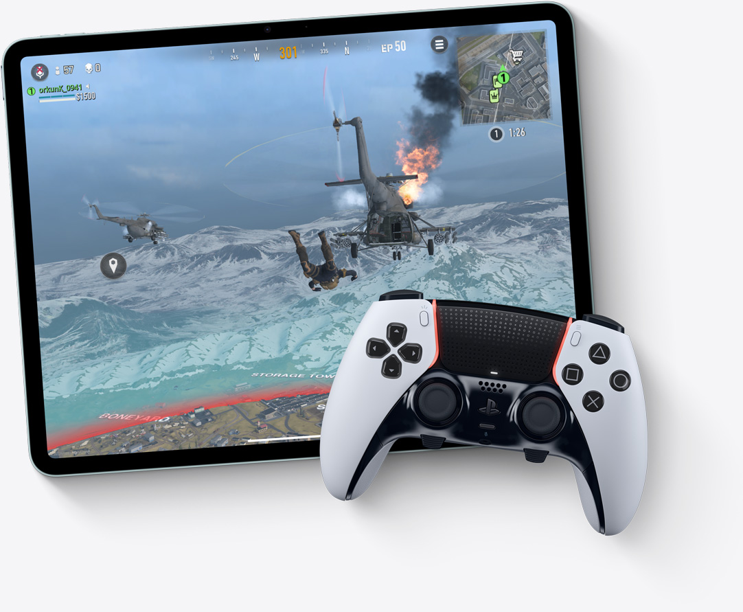 iPad Air v horizontálnej orientácii, používateľ má FaceTime hovor a zároveň hrá videohru, vedľa je ovládač PlayStation