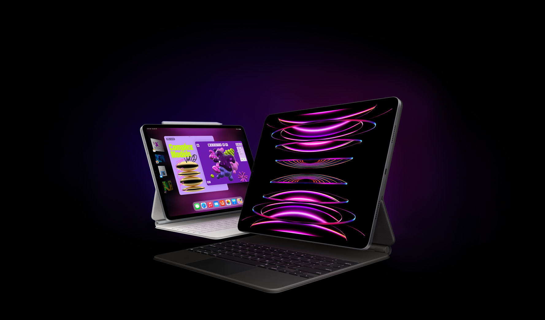 iPad Pro z białą klawiaturą Magic Keyboard i rysikiem Apple Pencil z wyświetlaną aplikacją Stage Manager znajduje się nieco za innym iPadem Pro z czarną klawiaturą Magic Keyboard z widoczną tapetą