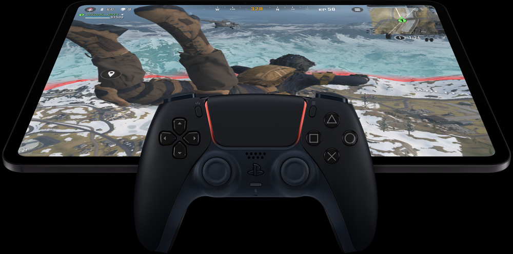 横向きのiPad Pro、画面にビデオゲームが表示されている。手前にはPlayStationのコントローラがある