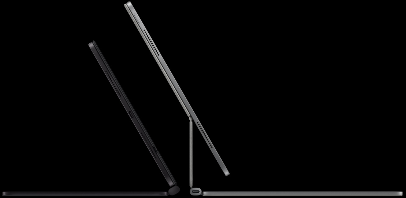 Dwa modele iPada Pro w układzie poziomym z podłączoną klawiaturą Magic Keyboard widziane z boku, wspornik unoszący urządzenie