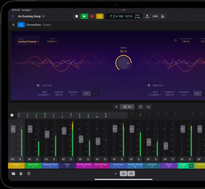 Posición horizontal, iPad Pro, la pantalla muestra faders para hacer mezclas en un proyecto musical