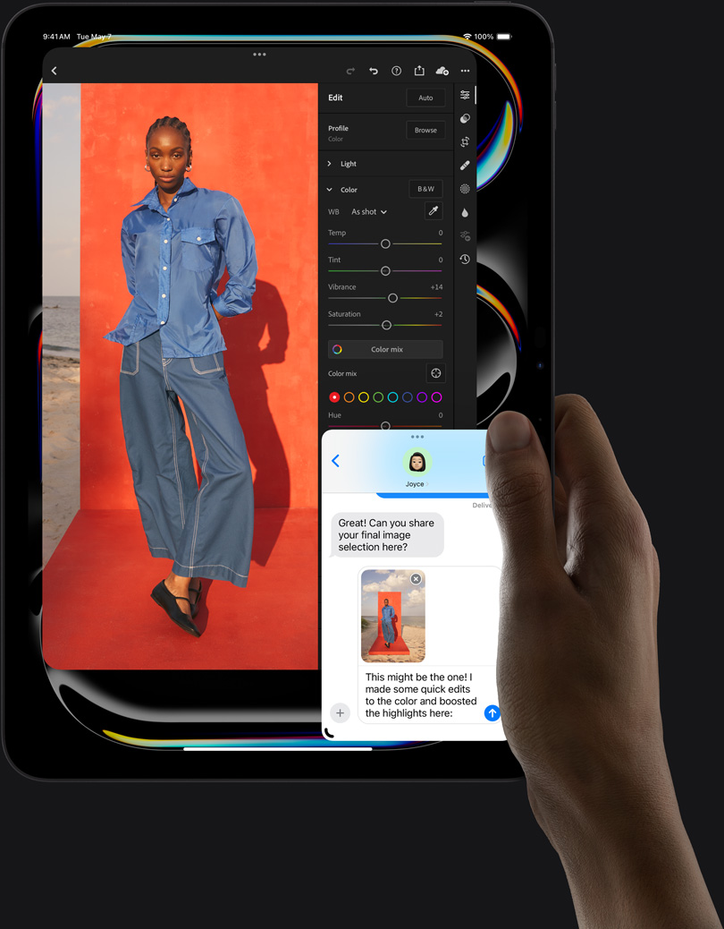 Pengguna sedang memegang iPad Pro, orientasi potret, menampilkan proses pengeditan foto seseorang dan percakapan iMessage sedang berlangsung di bagian bawah layar