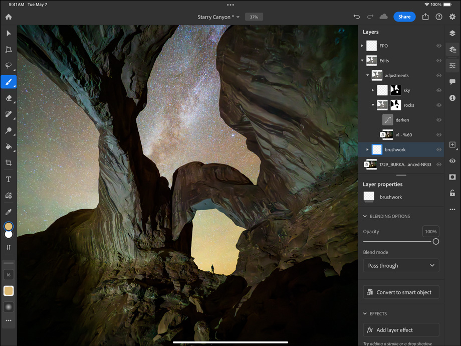Horizontalios padėties „iPad Pro“, kuriame rodoma redaguojama kanjono ir žvaigždėto naktinio dangaus nuotrauka